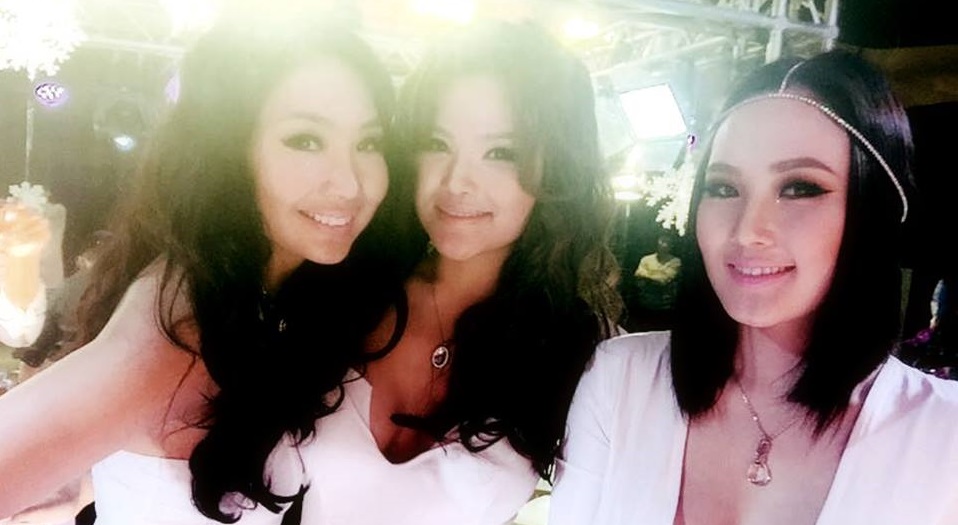 “Гурван охин” хамтлаг шинэ оны мэнд дэвшүүлж байна